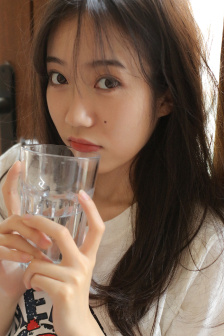 女班长哭着说不能生孩子视频